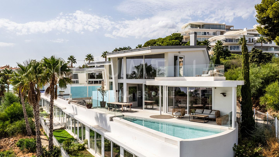 Luxurious Villa with Panoramic Views